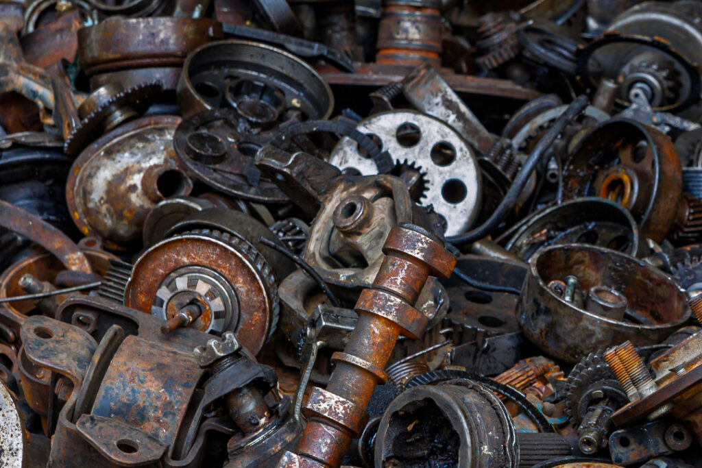 Peças mecânicas menores e componentes automobilísticos com menos de 400mm classificados como sucata miúda pesada no pátio da Sulfermetal. Fotografia autoral por Luyza Santos.