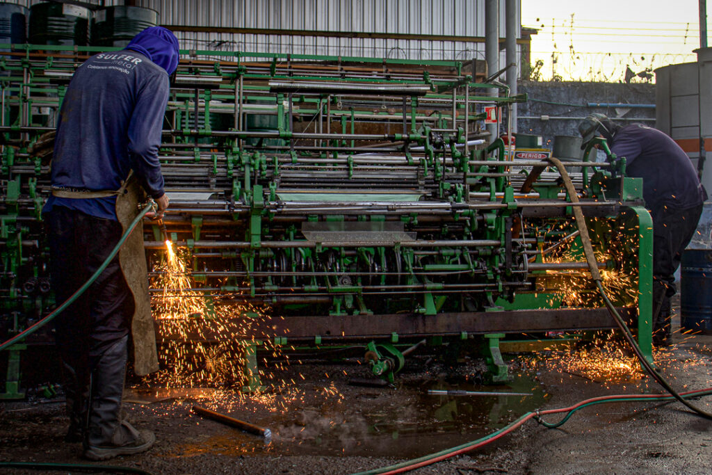 Máquinas industriais sucateadas compostas de aço carbono e ferro fundido no pátio da Sulfermetal. Fotografia autoral por Luyza Santos.