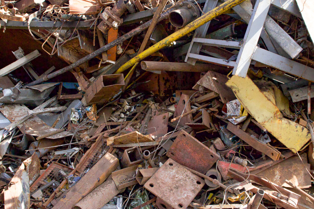 Sucata mista de obsolescência incluindo materiais pintados, galvanizados e de espessura variada no pátio da Sulfermetal. Fotografia autoral por Luyza Santos.