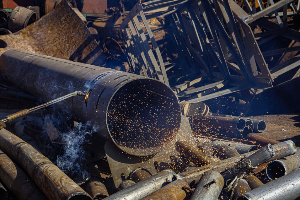 Peças mecânicas e componentes industriais pesados com mais de 400mm classificados como sucata graúda no pátio da Sulfermetal. Fotografia autoral por Luyza Santos.