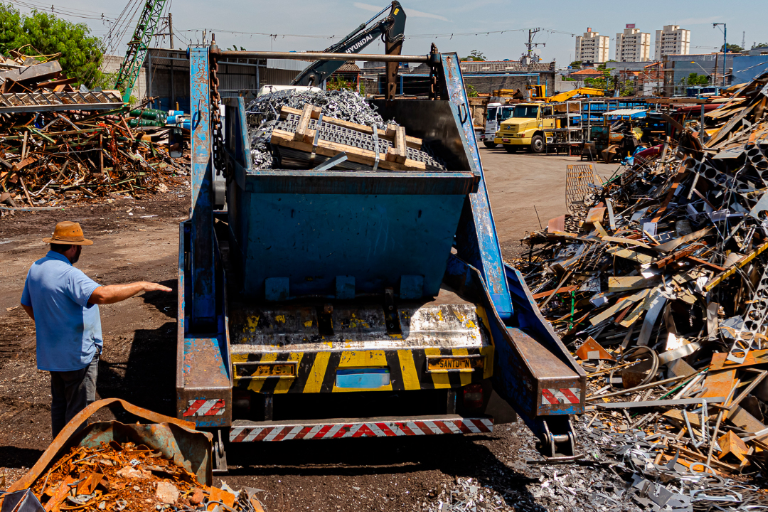 Operação de coleta e recebimento de resíduos metálicos ferrosos em Santo André, SP. Fotografia autoral por Luyza Santos.